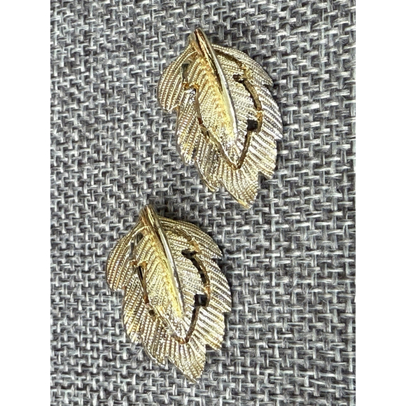 Vintage Clip On Earrings Fashion Leaf Gold Toned Stunning Textured Details - Picture 1 of 3